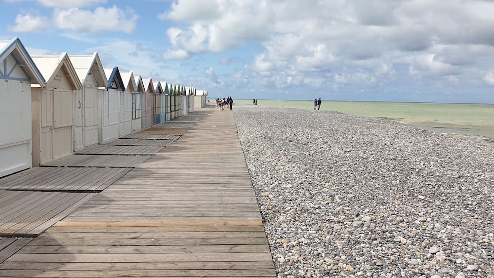 Le chemin de planches et les cabines de Cayeux-Sur-Mer dans le département de la Somme
