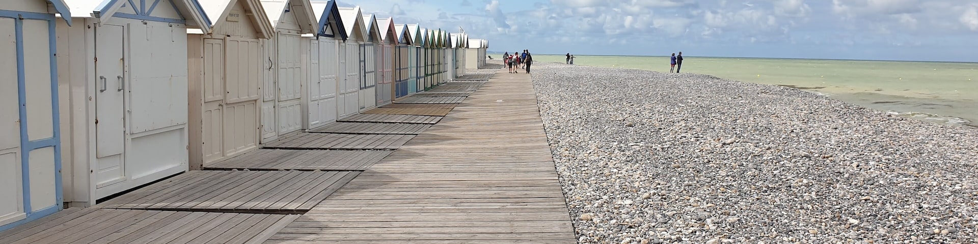 Le chemin de planches et les cabines de Cayeux-Sur-Mer dans le département de la Somme