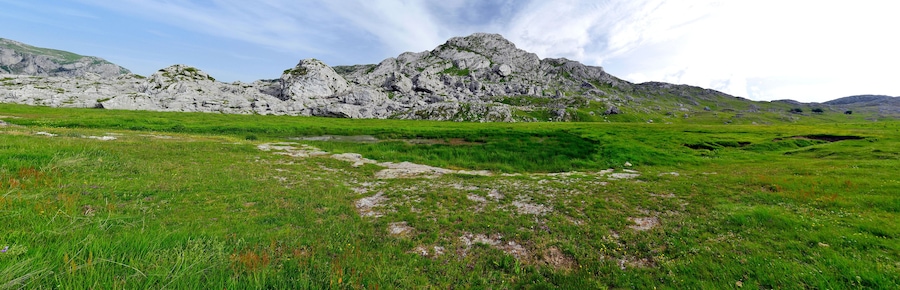Gebirgslandschaft im Zurim-Gebirge, Montenegro // Mountain range in Zurim mountains, Montenegro