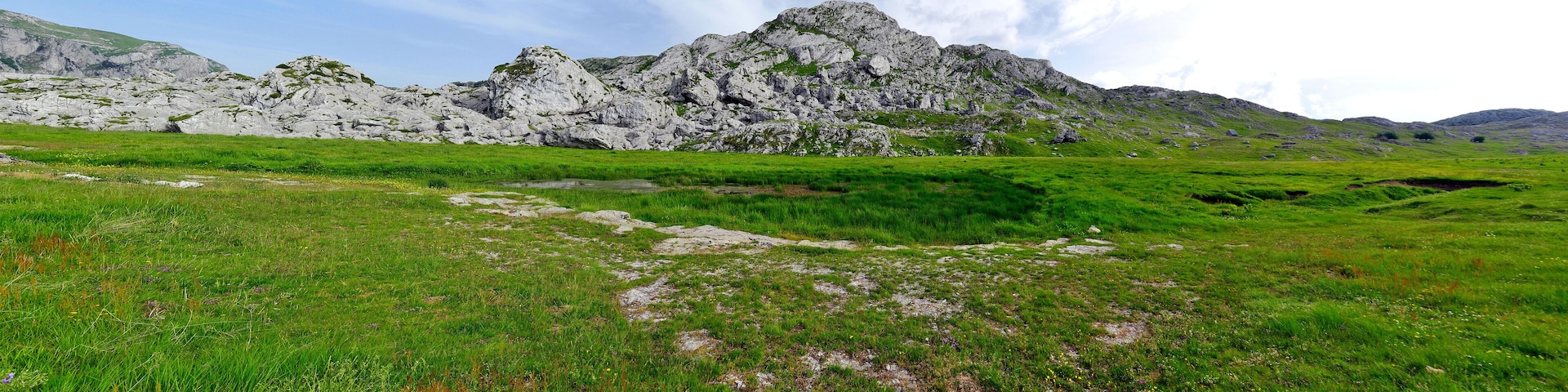 Gebirgslandschaft im Zurim-Gebirge, Montenegro // Mountain range in Zurim mountains, Montenegro