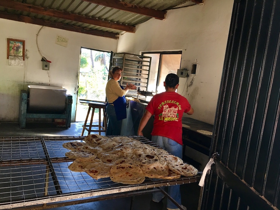 Tortillas making. 
#bajacalifornia
(Feb 2017)