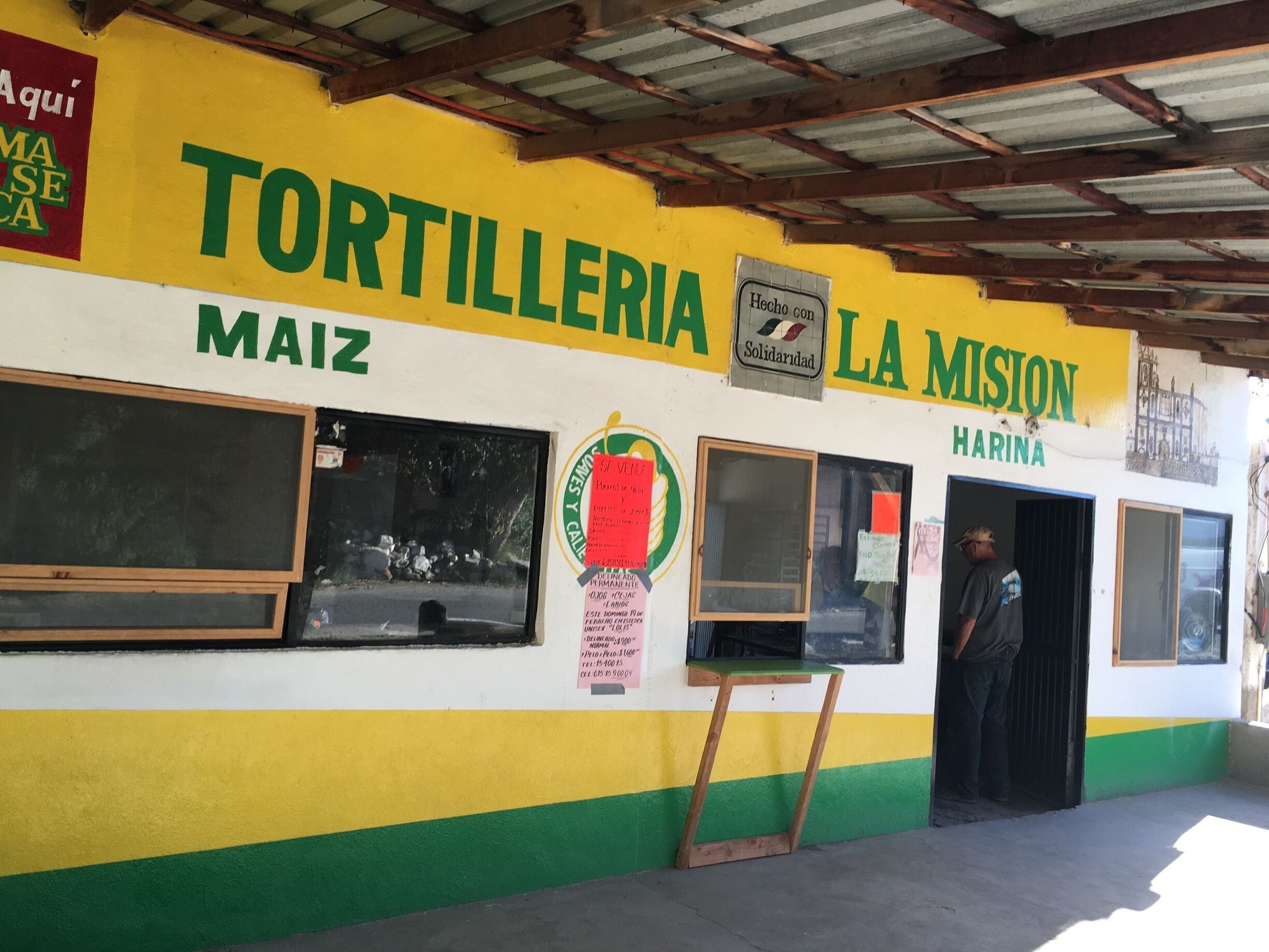 Two women inside making tortillas by hand. Delicious!

#bajacalifornia

(Feb 2017)