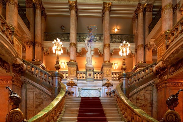 Théùtre municipal montrant vues intérieures et patrimoine historique