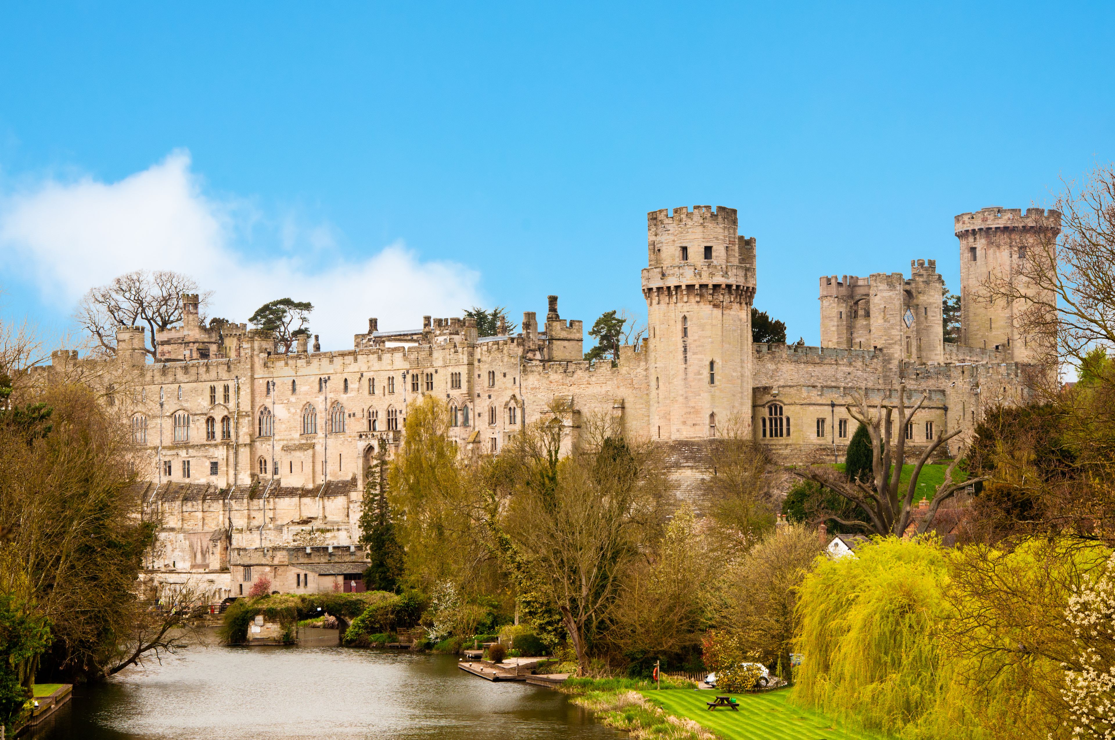 Un château historique doté de nombreuses tours et entouré de douves.