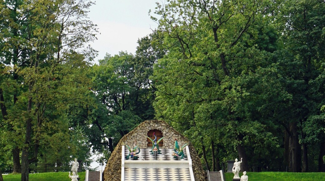 Chess Mountain certainly attracts interest @ Peterhof, St Petersburg, Russia (Aug 2014).