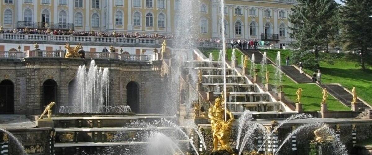 View of Peter the Great's palace and grand cascade fountain near St Petersburg, Russia. Spectacular palace and gardens.
#Bestof5 #StunningStructures #palace