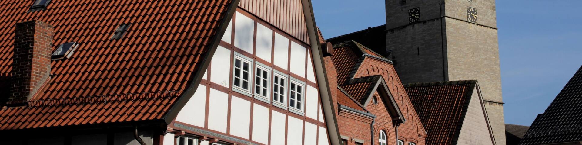 Stadtansicht rund um die Kirche am markt in nieheim