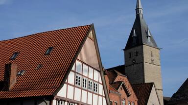 Stadtansicht rund um die Kirche am markt in nieheim