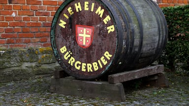 A wooden barrel with the inscription "NIEHEIMER BIERGEBIER" and a shield emblem.