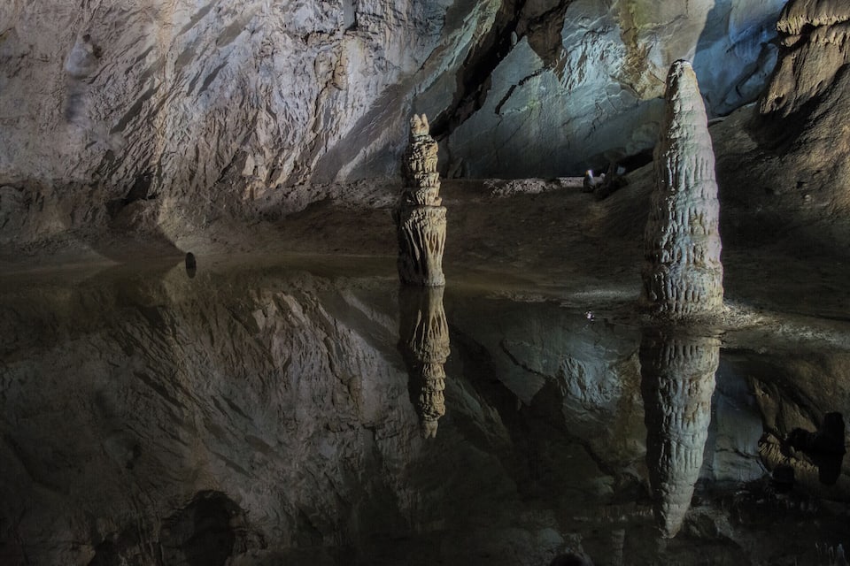 Una grotta con stalattiti e stalagmiti.
