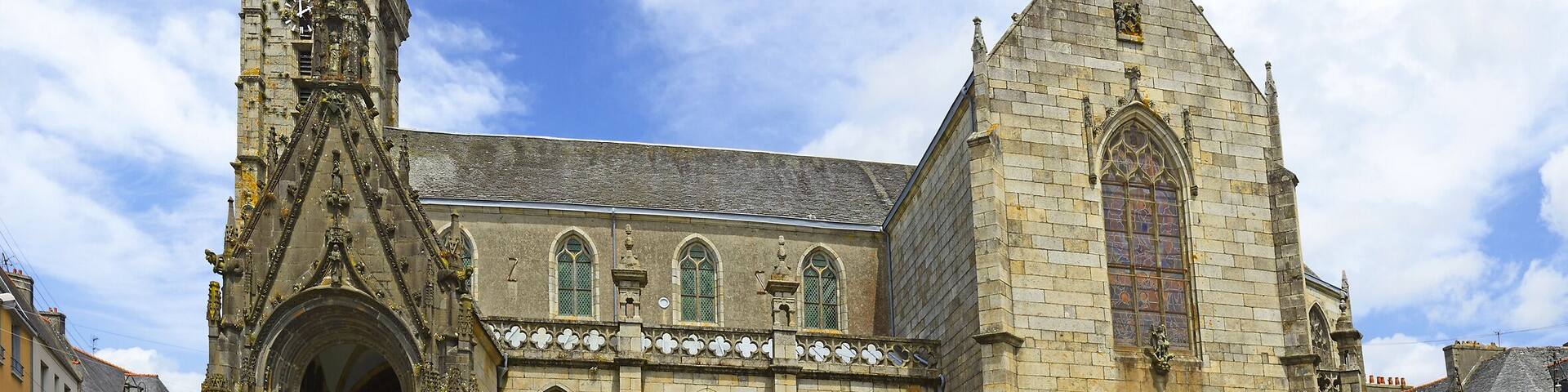 The church Saint Thurven in Landivisiau. Landivisiau (Breton: Landivizio) is a commune in the Finistere department of Brittany in north-western France.