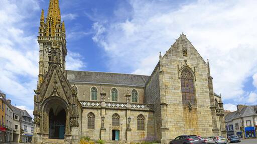 The church Saint Thurven in Landivisiau. Landivisiau (Breton: Landivizio) is a commune in the Finistere department of Brittany in north-western France.