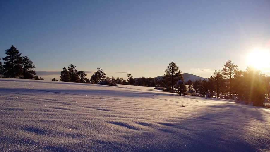 Sunset Crater which includes mountains