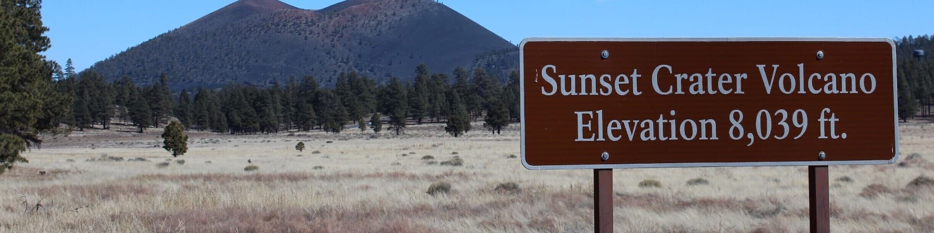 Señal que indica la altitud del volcán Sunset Crater, 2.450 metros.