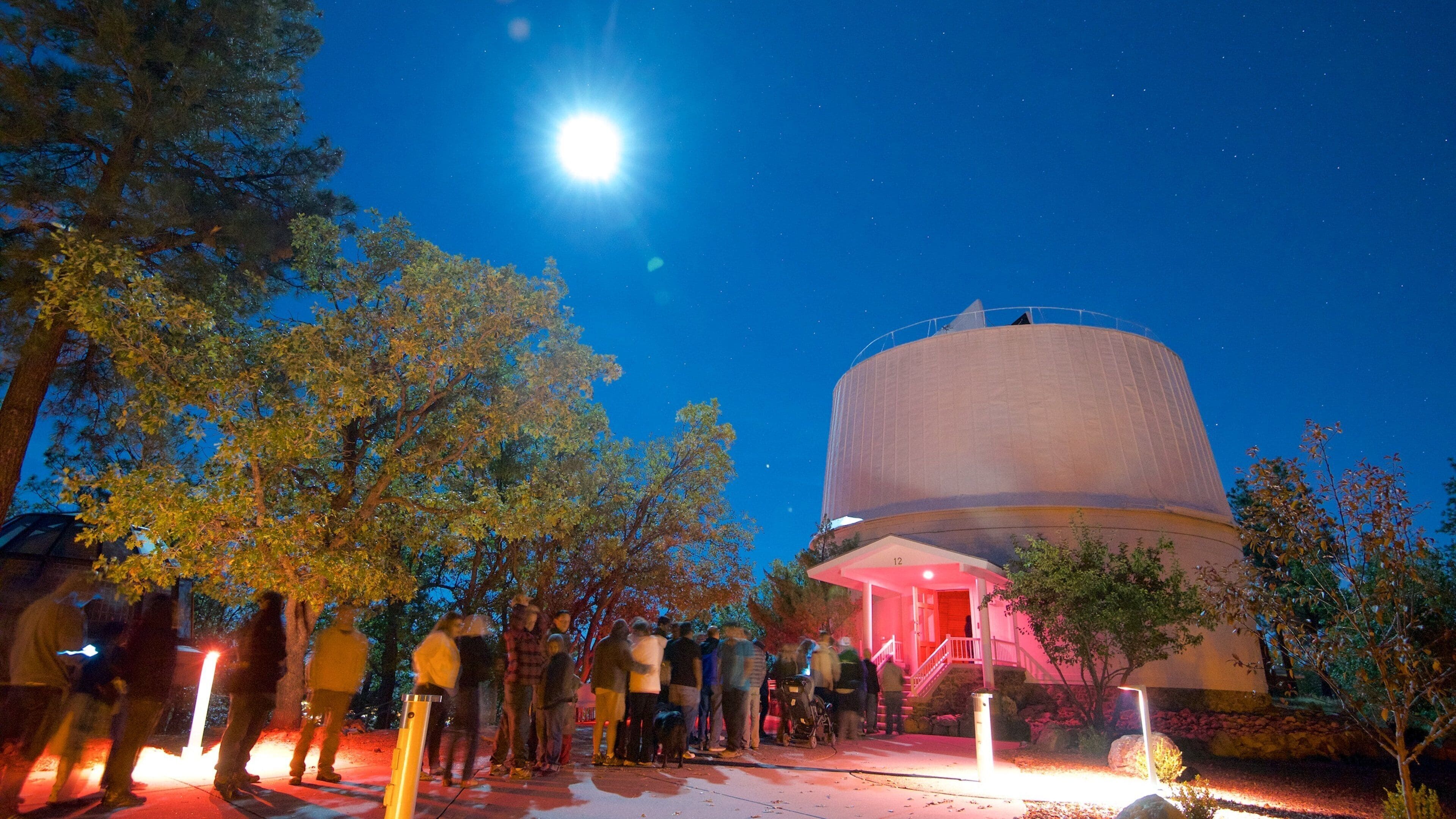 Lowell Observatory mostrando un observatorio y escenas nocturnas y también un gran grupo de personas