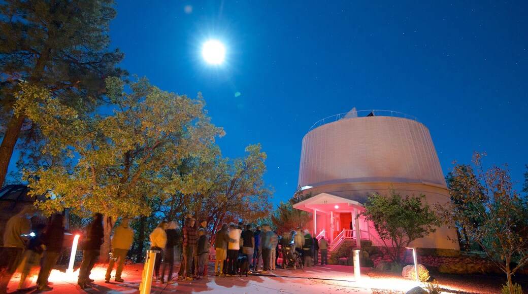 Lowell observatorium fasiliteter samt observatorium og nattbilder i tillegg til en stor gruppe med mennesker