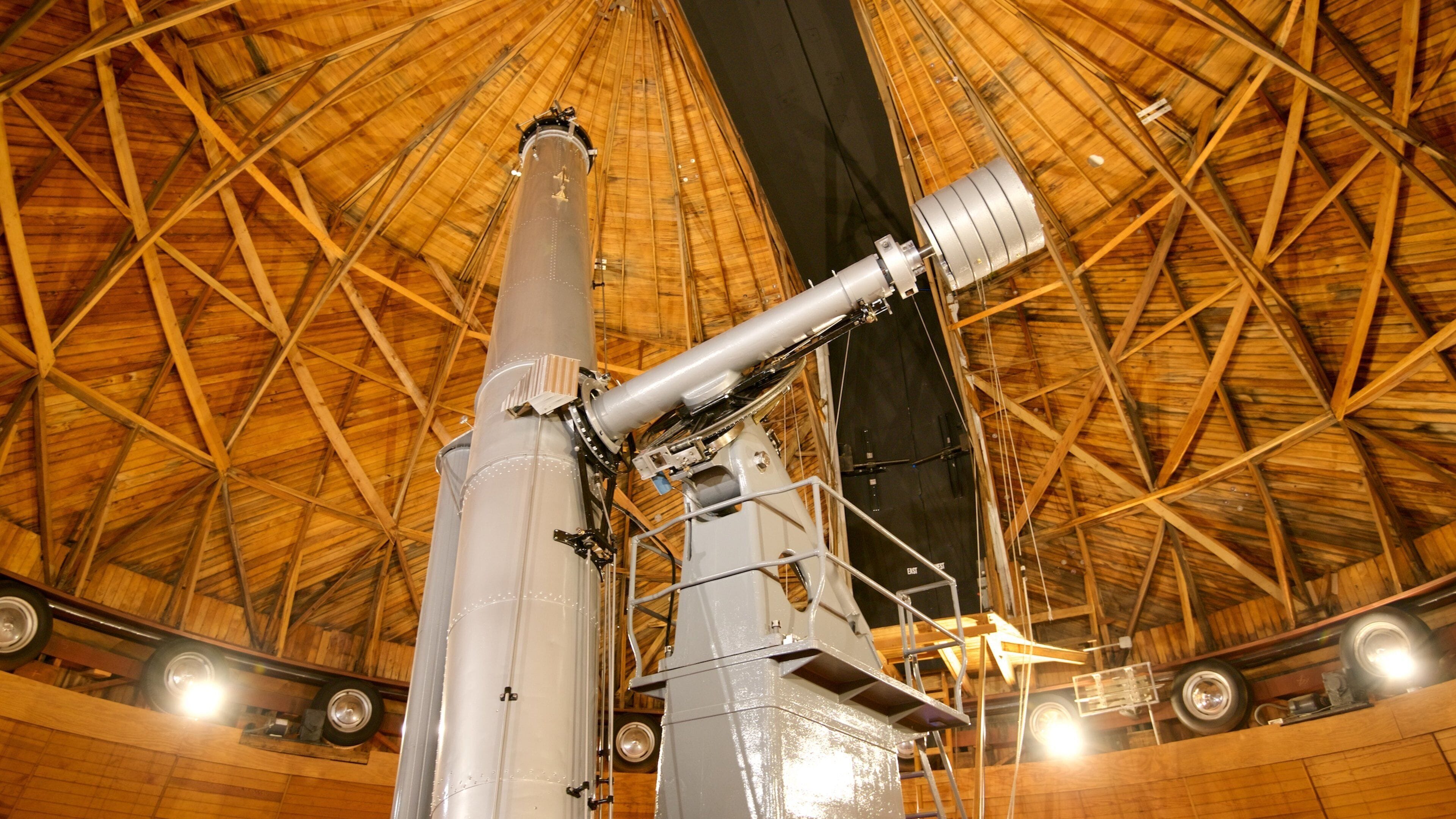 Lowell Observatory mostrando vistas interiores y un observatorio