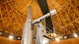 Un telescopio grande con una estructura de techo de madera.