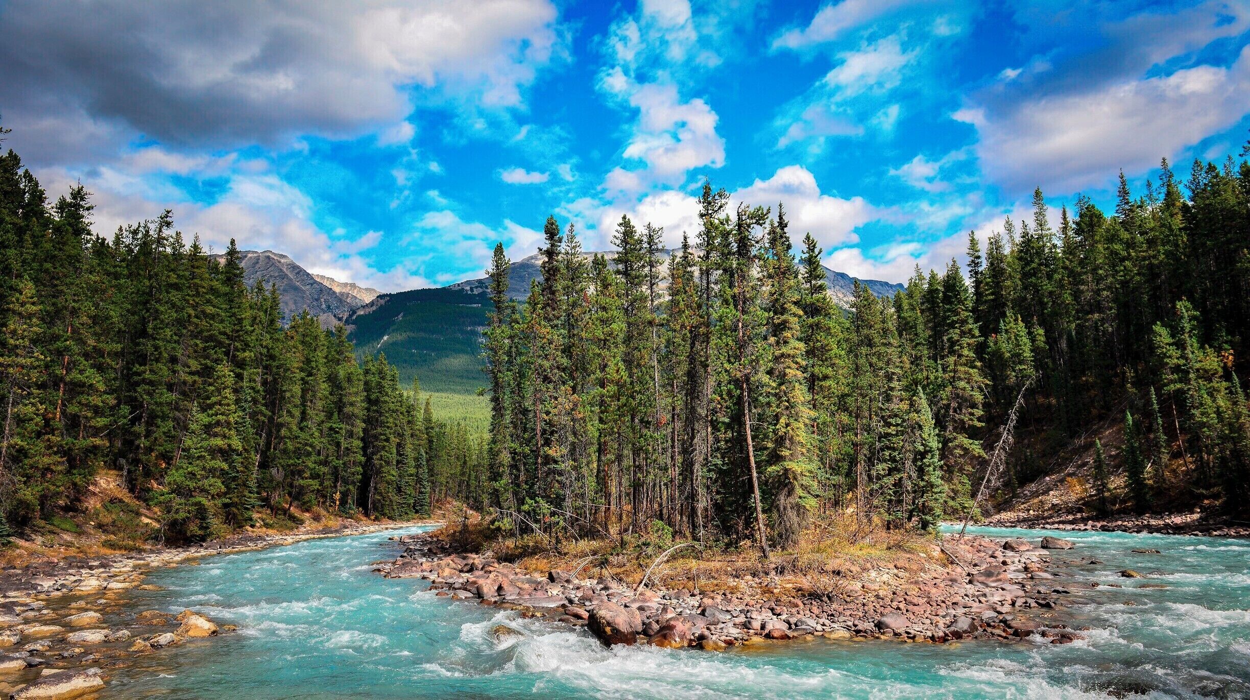 Sunwapta Falls is a pair of waterfalls of the Sunwapta River located in Jasper National Park, Alberta. The falls is accessible via a 600-metre access road off the Icefields Parkway, which connects Jasper and Banff National Parks. Wikipedia
Province: Alberta