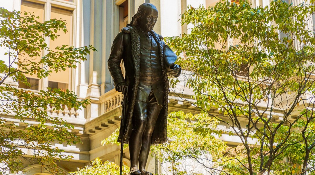 Benjamin Franklin Statue showing a statue or sculpture