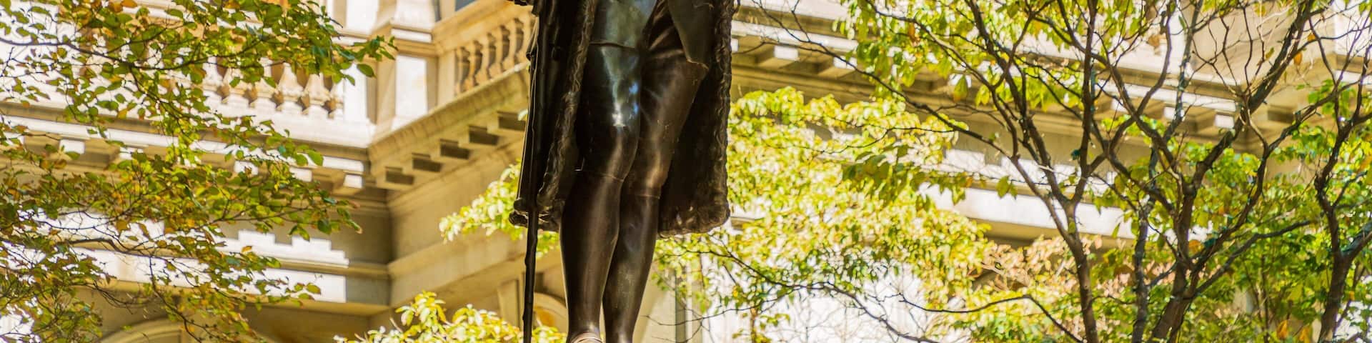 Benjamin Franklin Statue showing a statue or sculpture