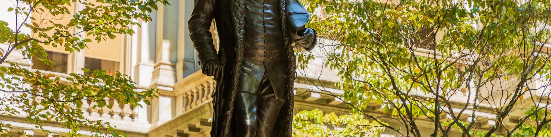 Benjamin Franklin Statue showing a statue or sculpture