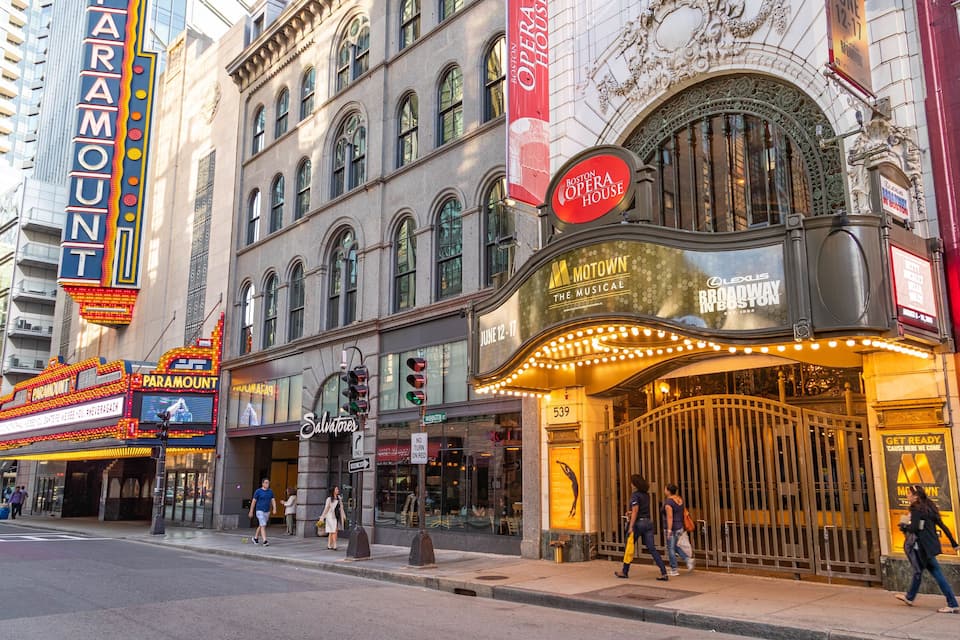 Una calle con teatros de Broadway, incluyendo el Paramount y la Boston Opera House.