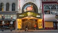 De ingang van het Boston Opera House, met een reclamebord voor 'Motown The Musical' van 12 tot en met 17 juni.