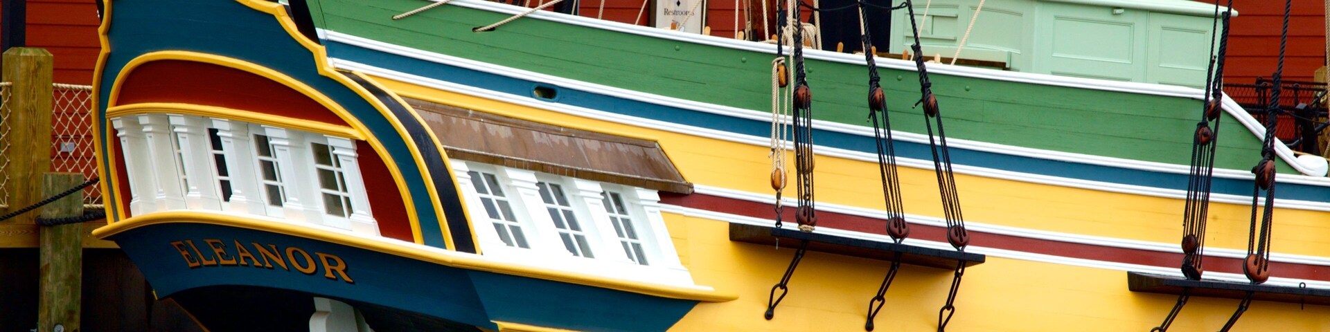 Boston Tea Party Ship mettant en vedette baie ou port et navigation