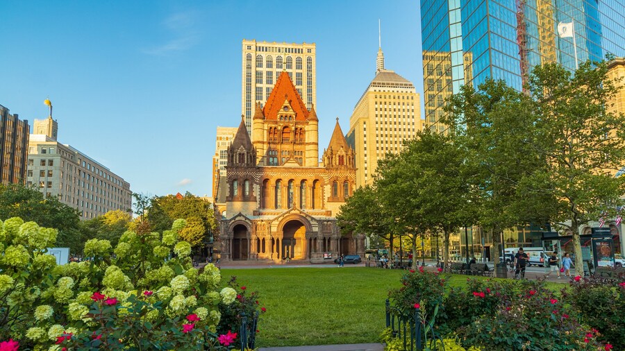 Copley Square showing a city, heritage architecture and flowers