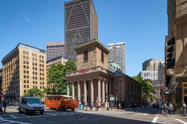 King\'s Chapel which includes a city