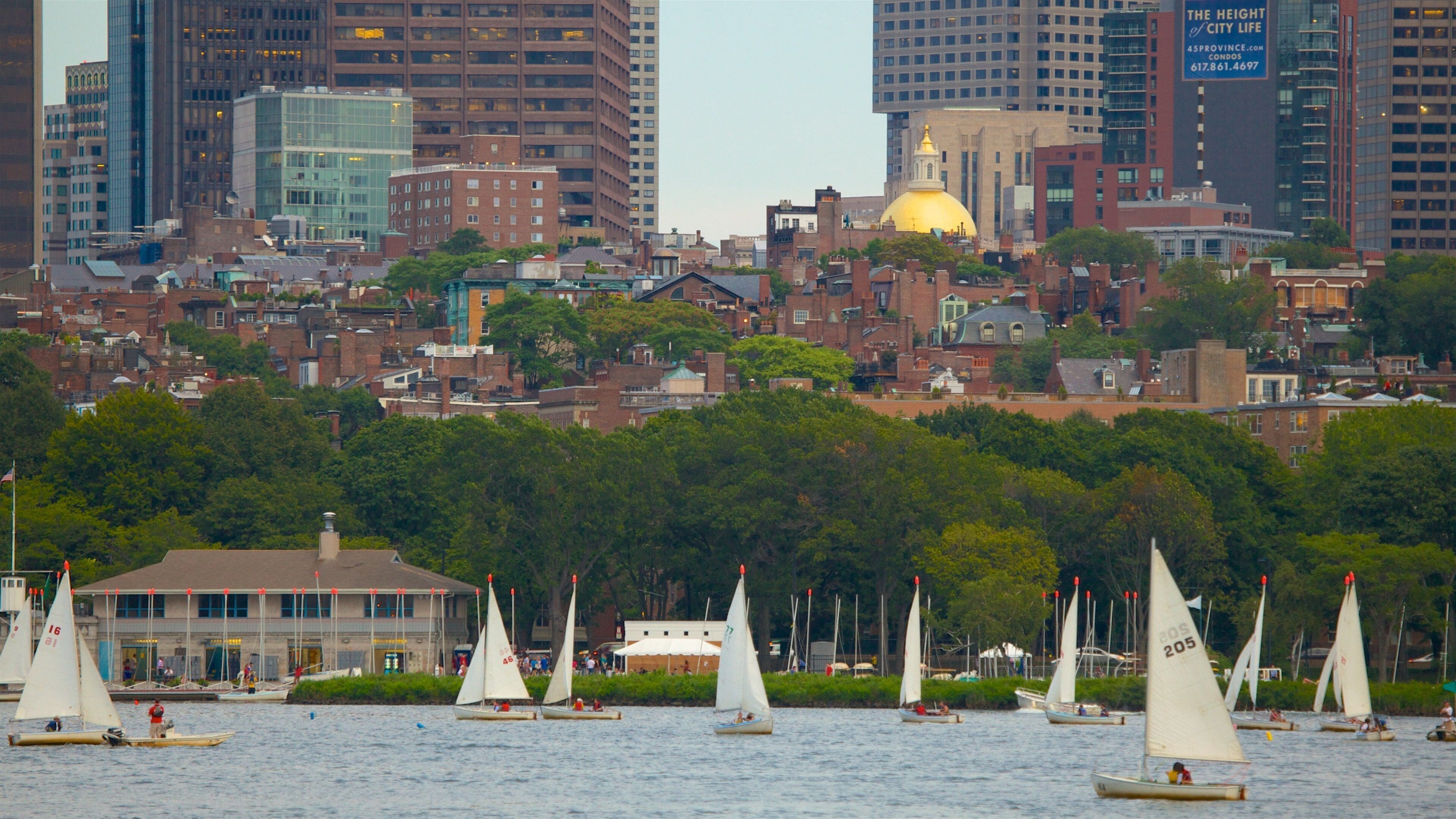 Massachusetts Institute of Technology toont varen, een stad en een rivier of beek
