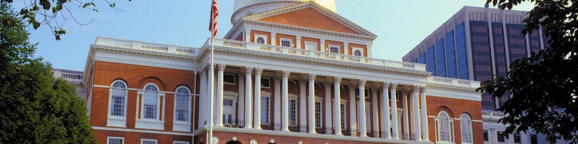 Massachusetts State House caracterizando arquitetura de patrimônio e um edifício administrativo