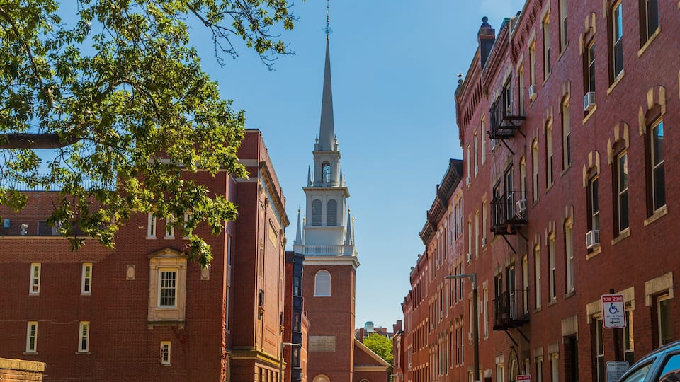 Old North Church showing heritage elements and a city