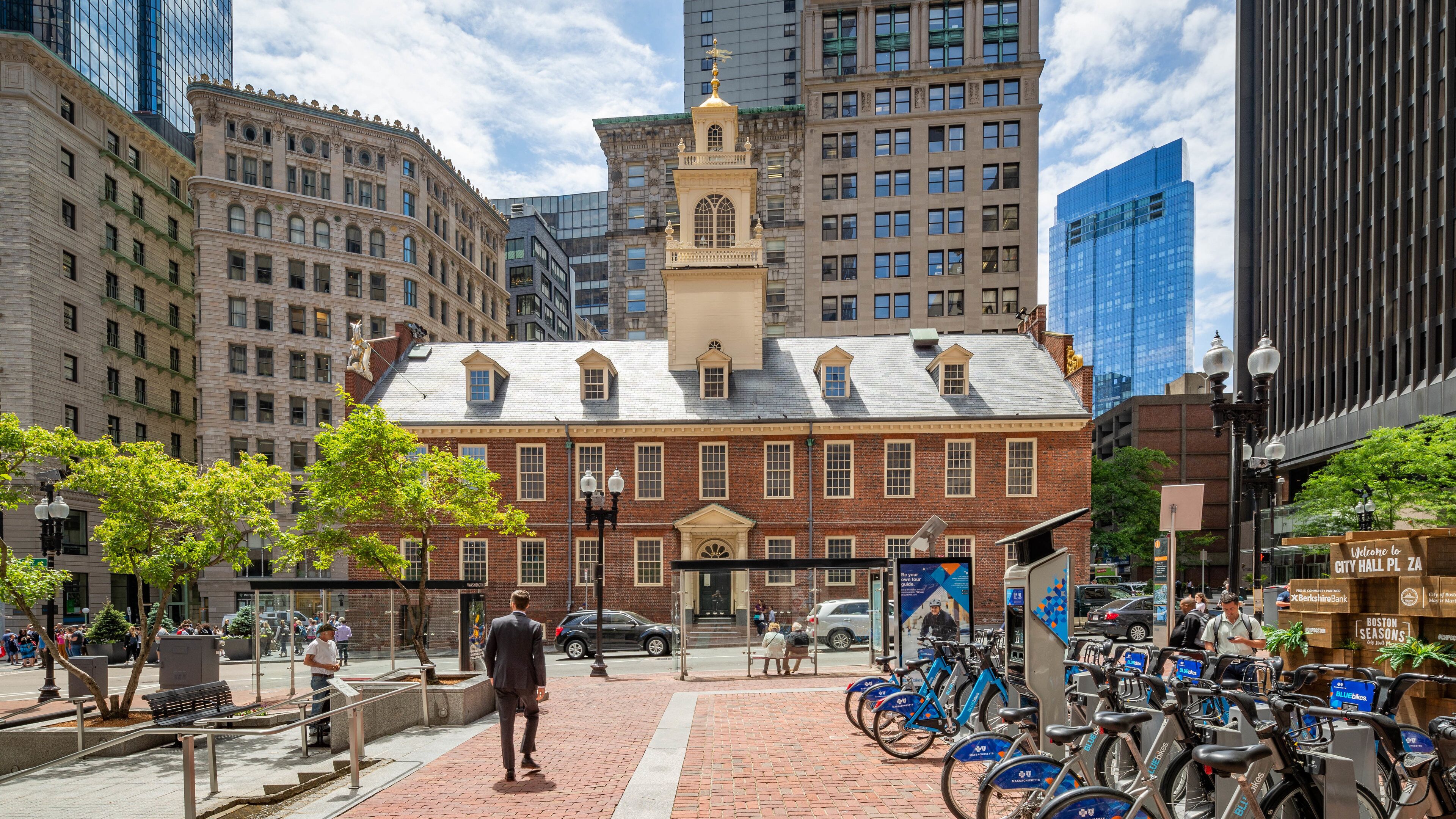 Old State House which includes heritage architecture, street scenes and an administrative buidling