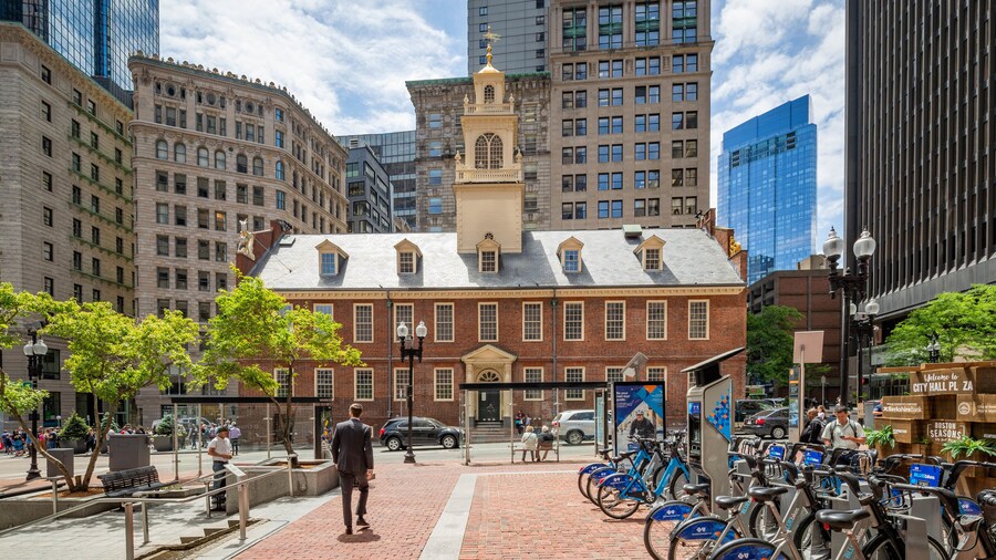 Old State House which includes heritage architecture, street scenes and an administrative buidling
