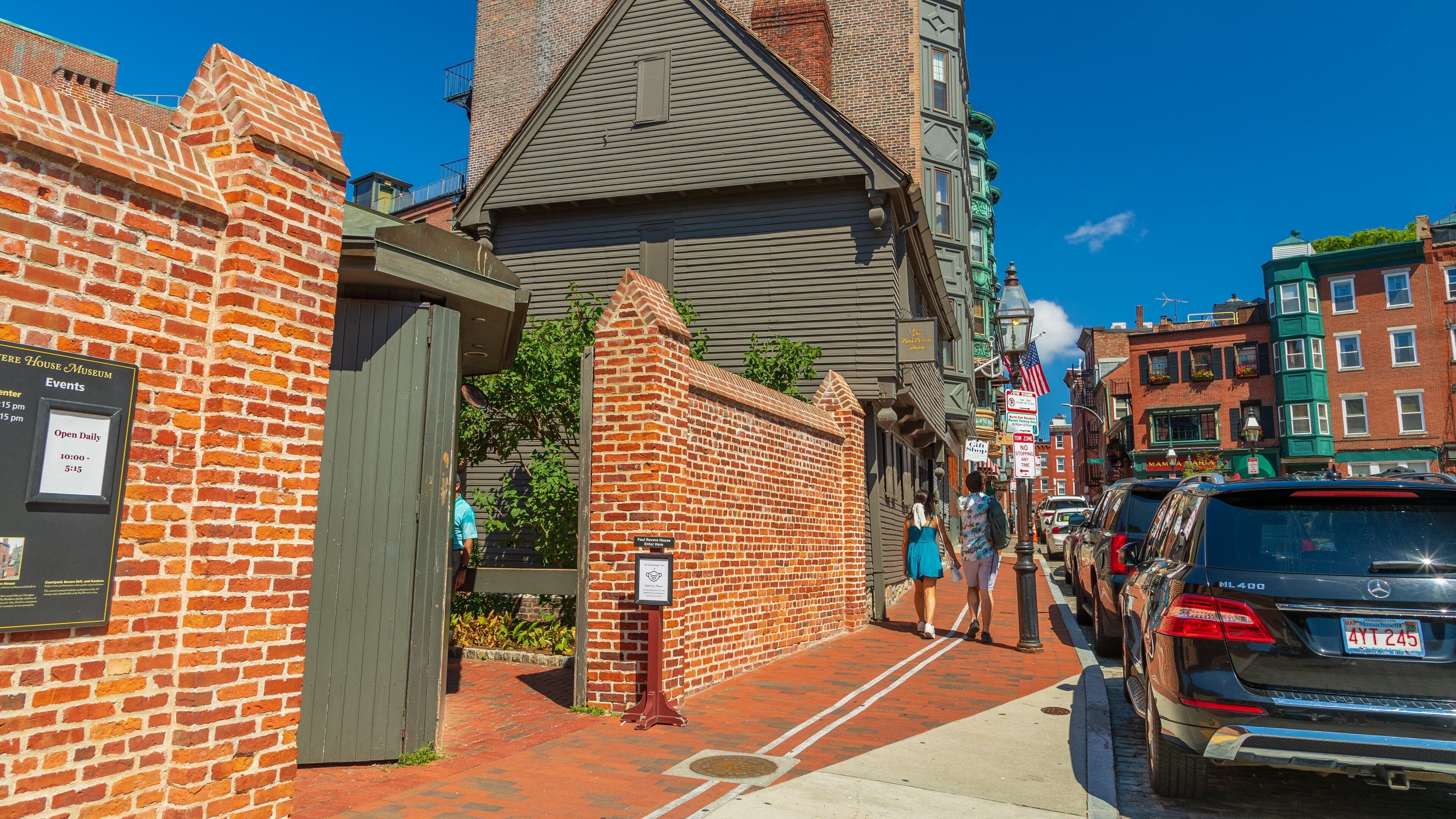A brick building with a sign for the Paul Revere House Museum.