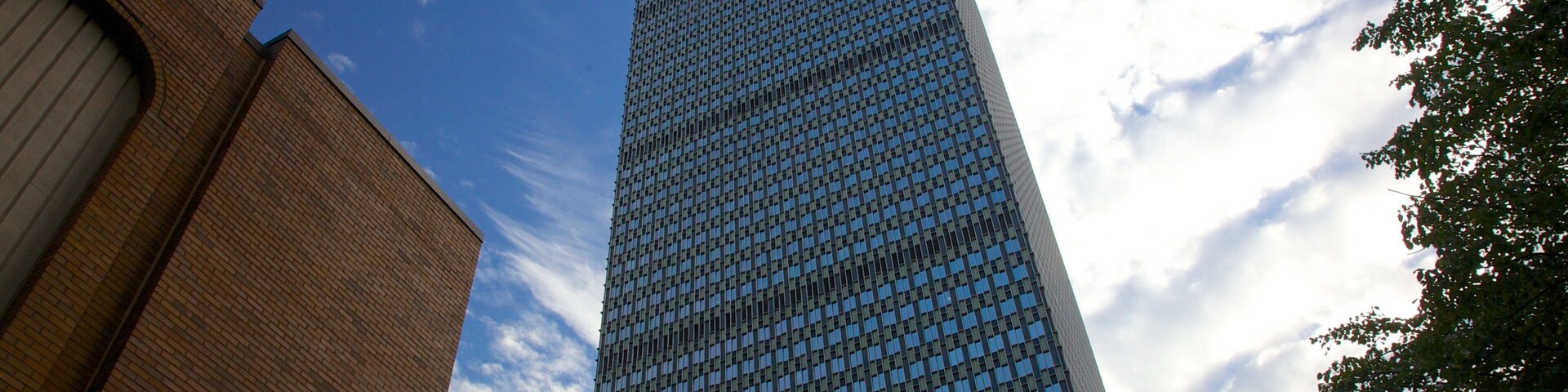 Prudential Tower que inclui arquitetura moderna, paisagens da cidade e uma cidade