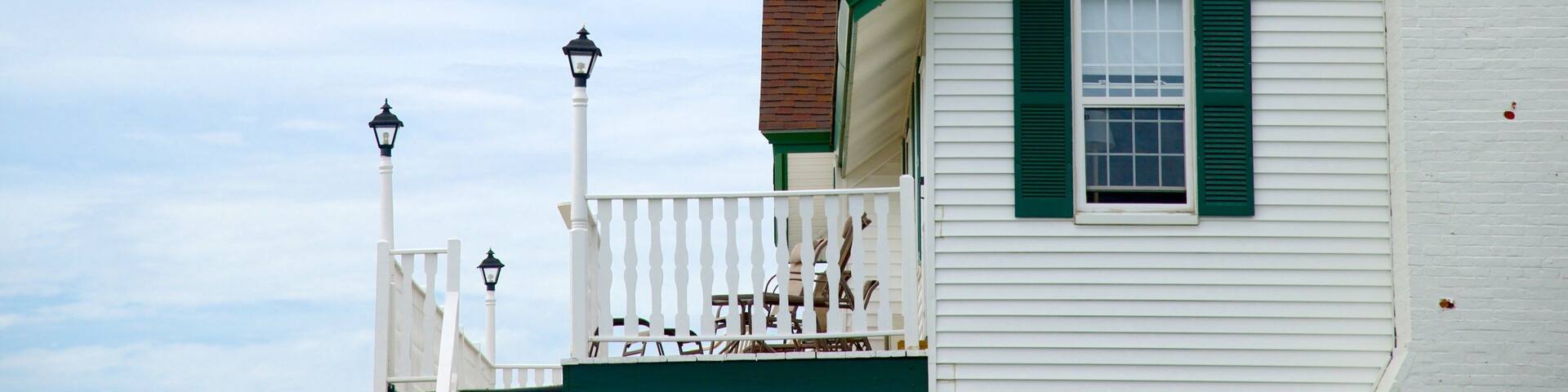 Bass River Lighthouse showing a house and a lighthouse