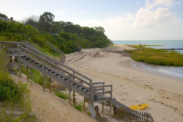 Breakwater Beach welches beinhaltet Kajak- oder Kanufahren und Strand