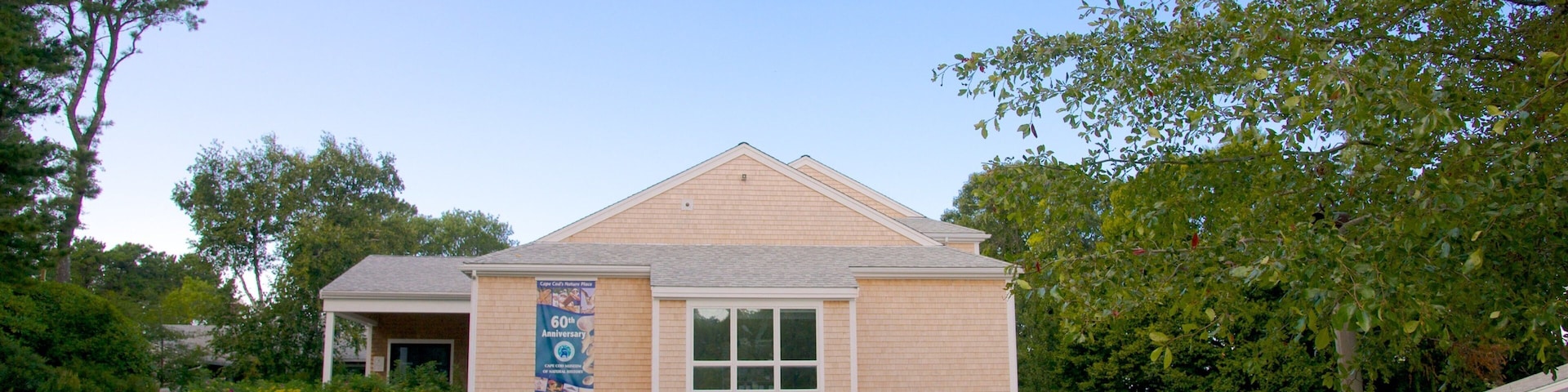 Cape Cod Museum of Natural History que inclui um parque e sinalização