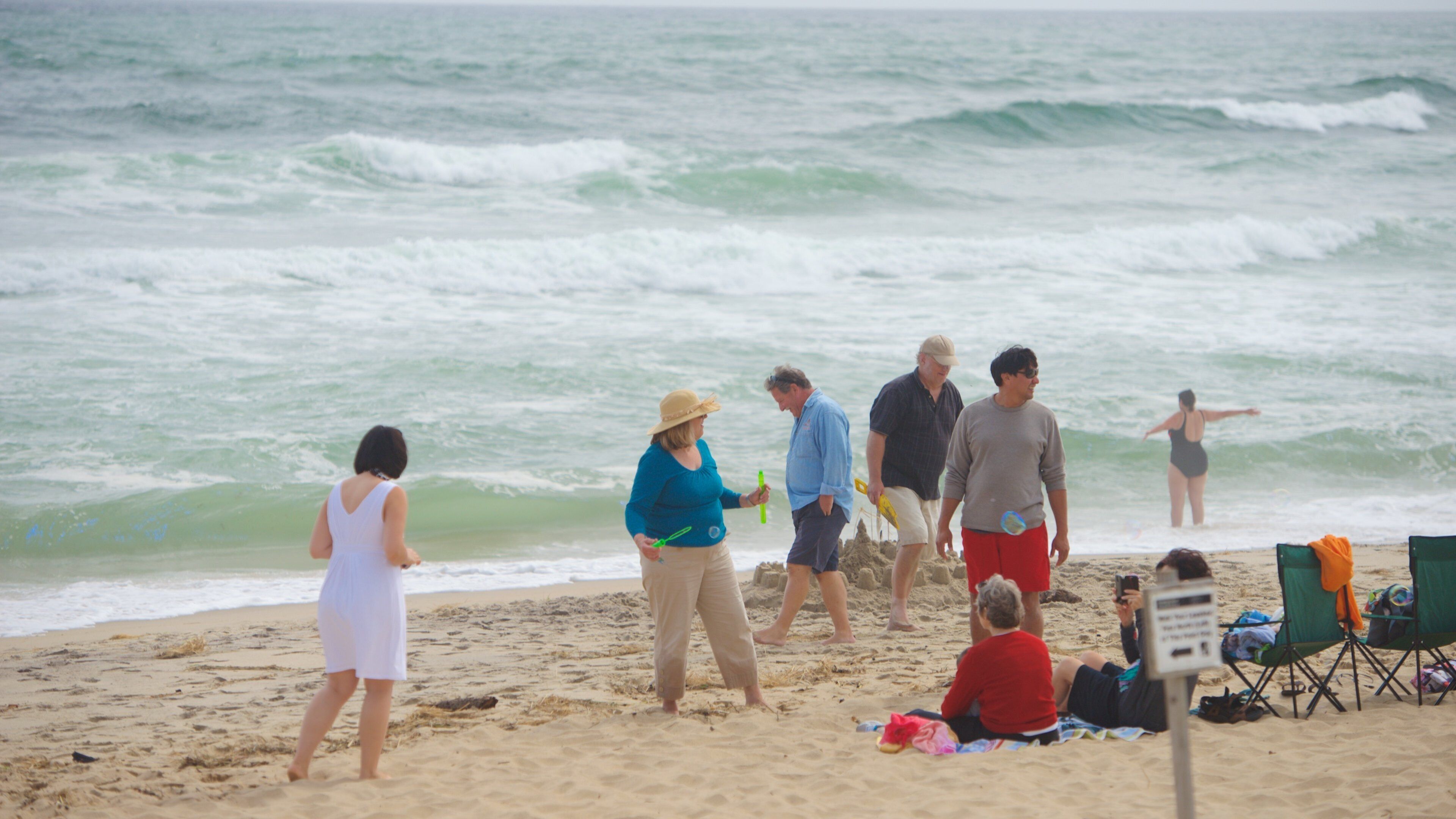 Coast Guard Beach johon kuuluu hiekkaranta sekä pieni ryhmä ihmisiä