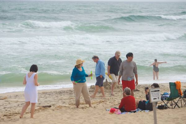 Coast Guard Beach montrant plage aussi bien que petit groupe de personnes