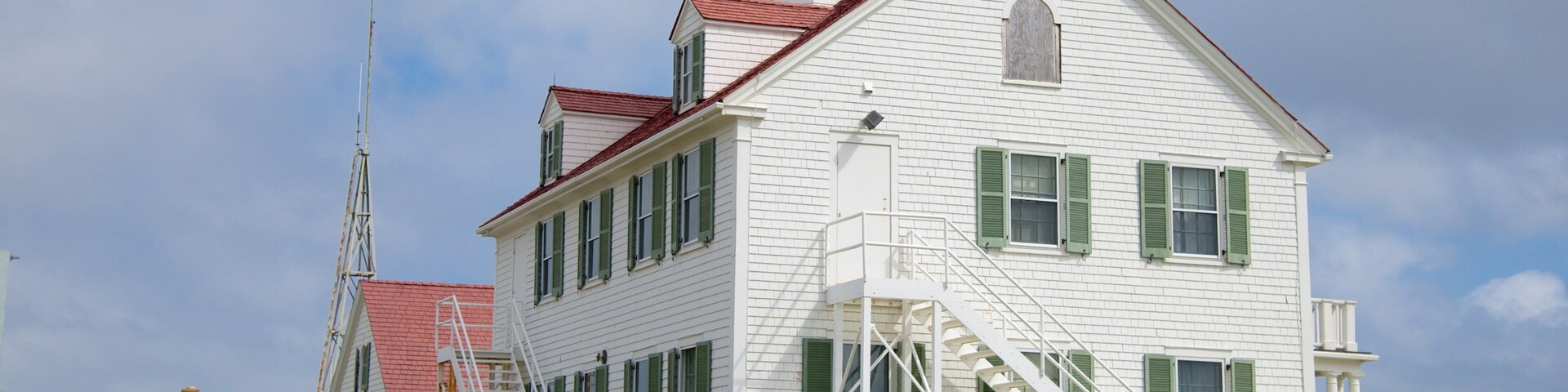Coast Guard Beach showing a house