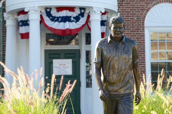 John F. Kennedy Hyannis Museum johon kuuluu patsas tai veistos