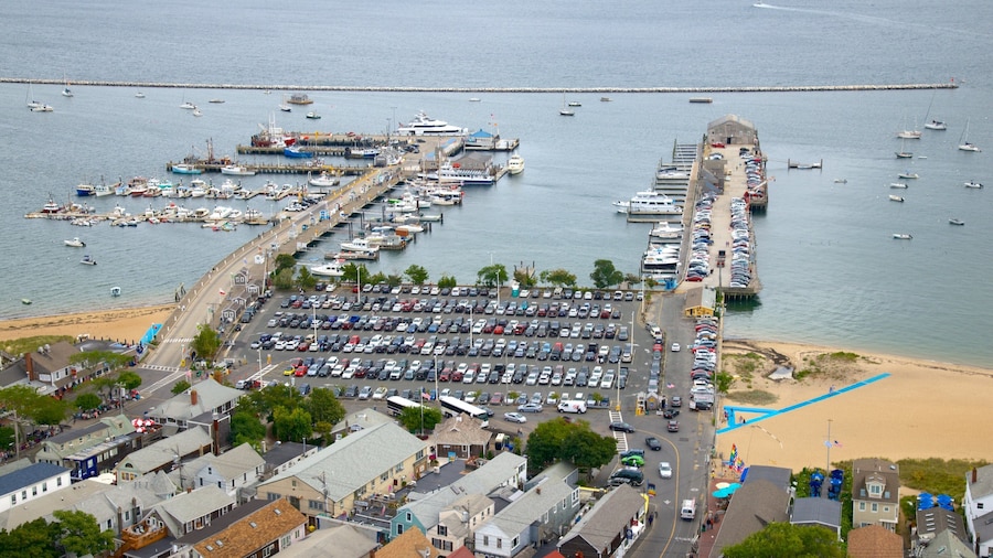 Pilgrim Monument welches beinhaltet Bucht oder Hafen und allgemeine Küstenansicht