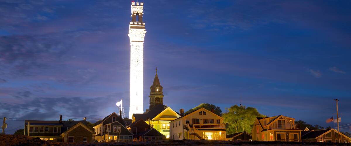 Pilgrim Monument das einen Kleinstadt oder Dorf