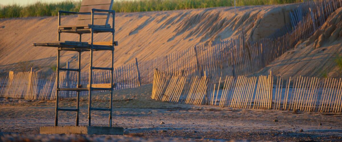 Sandy Neck Beach que incluye una playa de guijarros