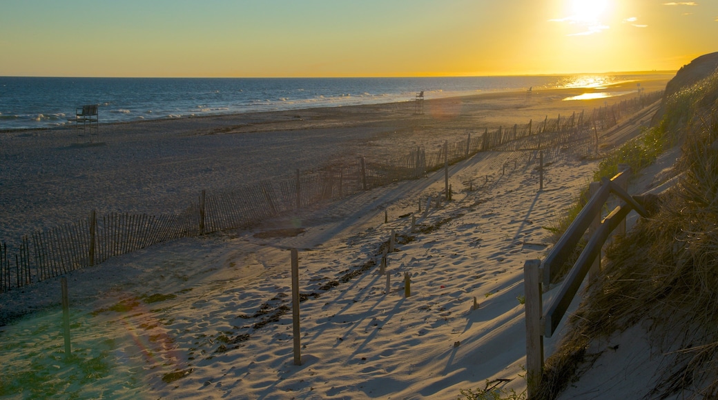 Sandy Neck Beach que inclui uma praia e um pôr do sol