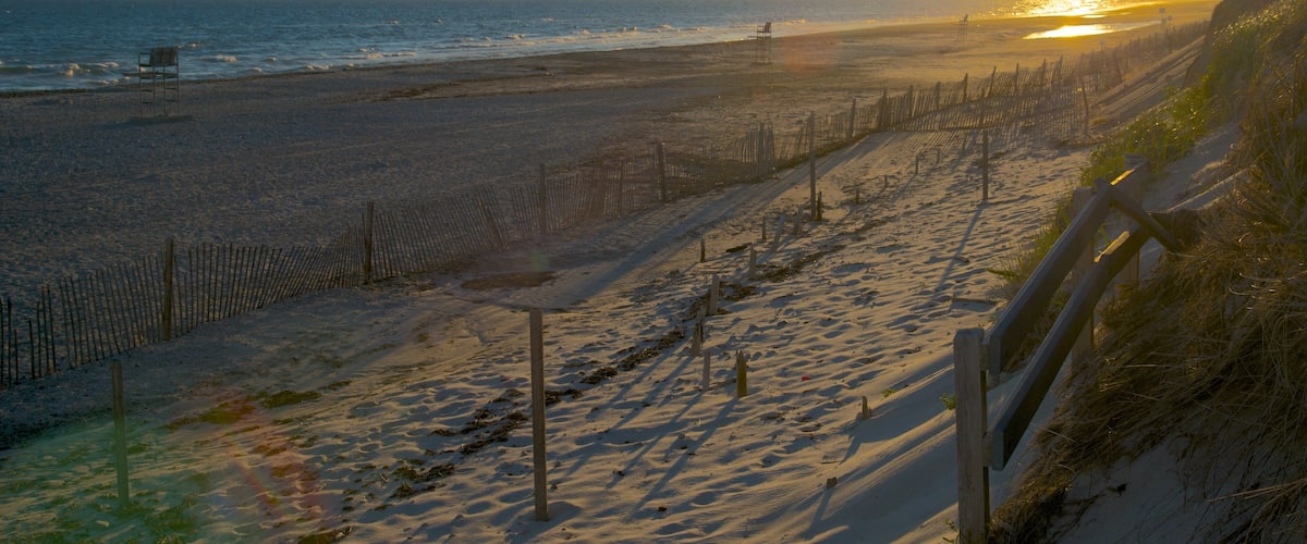 Sandy Neck Beach que inclui uma praia e um pôr do sol